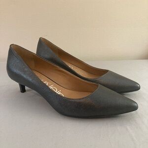 Calvin Klein Gabrianna gray/platinum pump